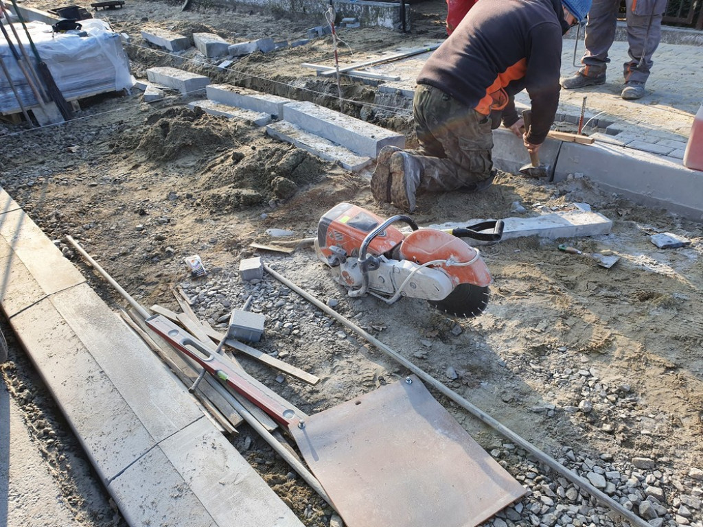 Hrubieszów: Trwa remont chodnika na ulicy Hubala - ZDJĘCIA