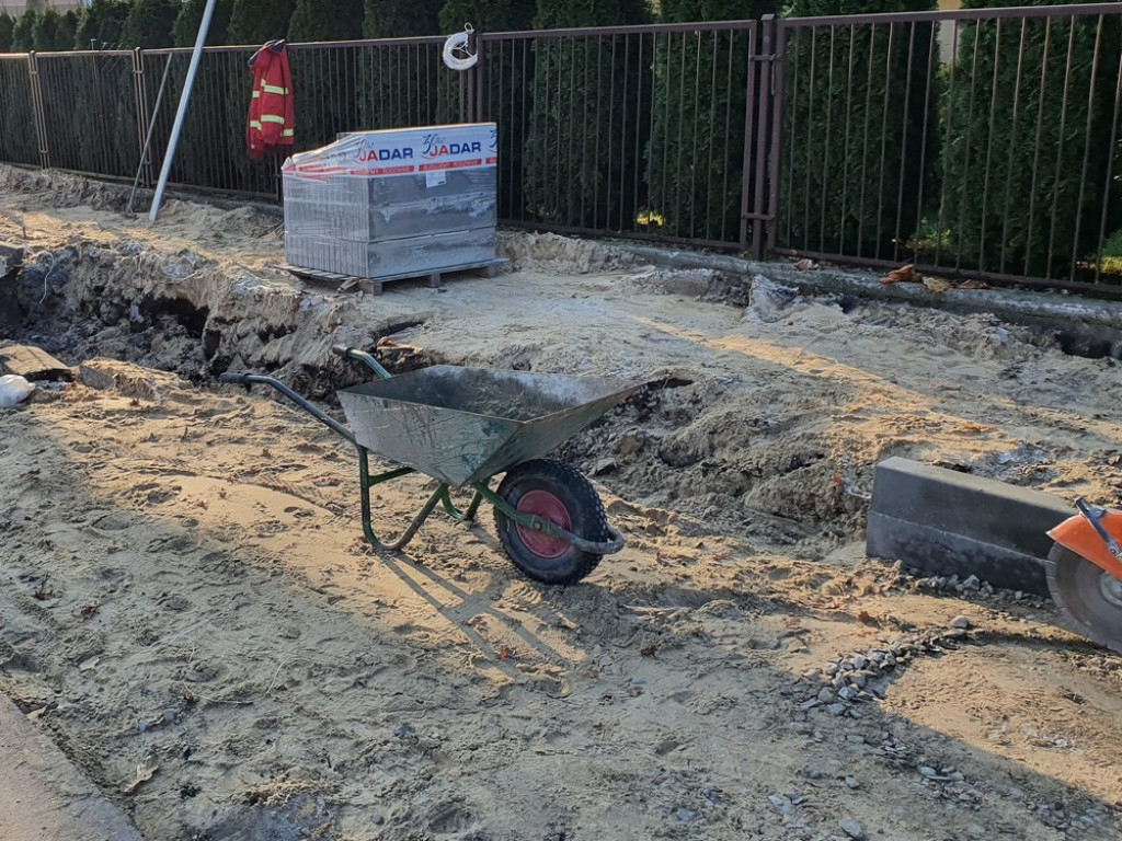 Hrubieszów: Trwa remont chodnika na ulicy Hubala - ZDJĘCIA