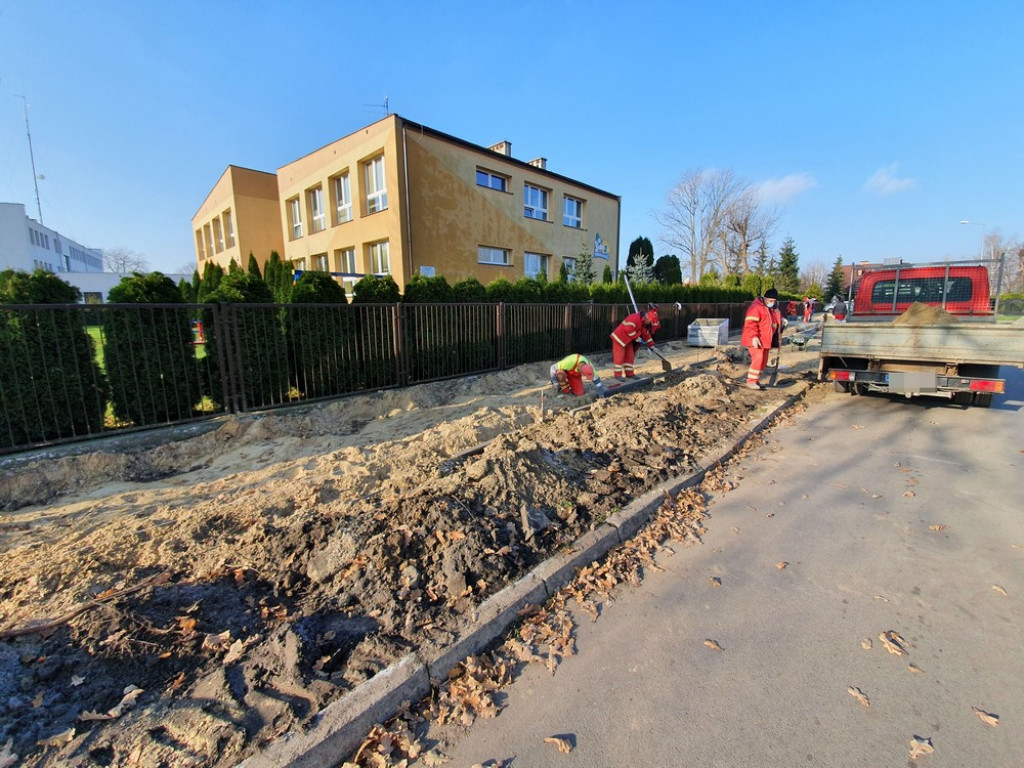 Hrubieszów: Trwa remont chodnika na ulicy Hubala - ZDJĘCIA