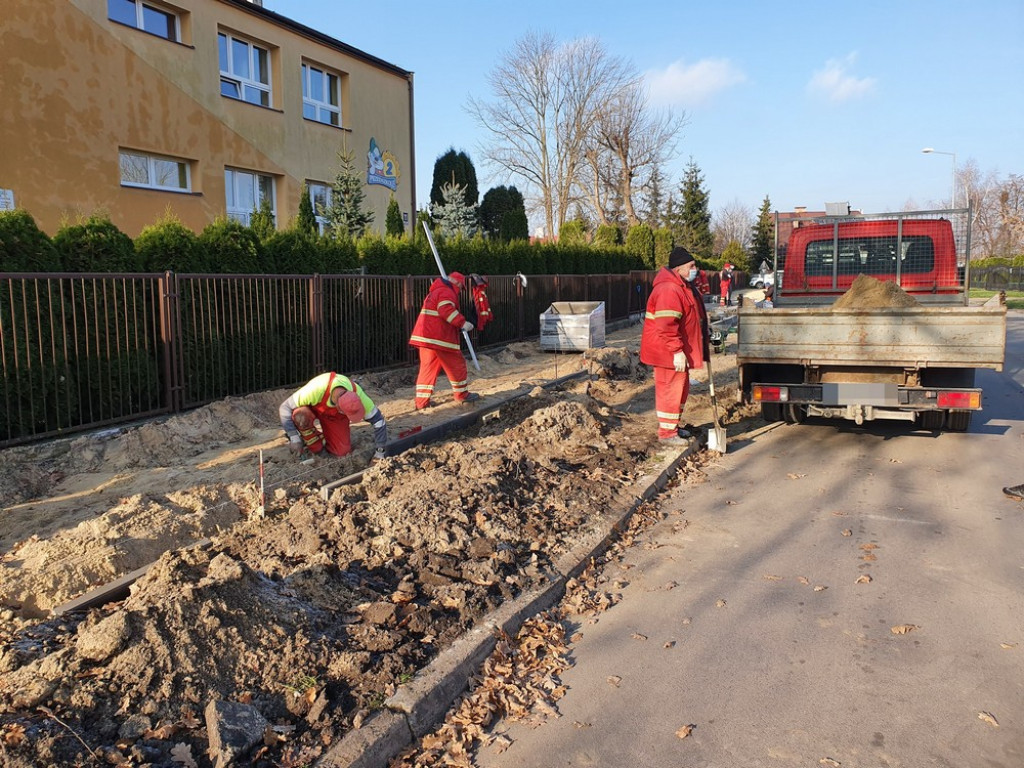 Hrubieszów: Trwa remont chodnika na ulicy Hubala - ZDJĘCIA