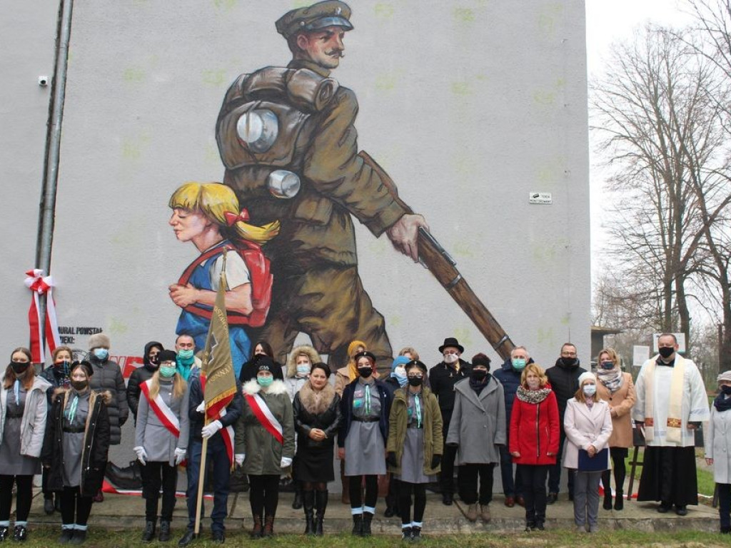 Pamiętamy - Dziękujemy. Odsłonięcie muralu patriotycznego w miejscowości Hostynne-Kolonia - ZDJĘCIA