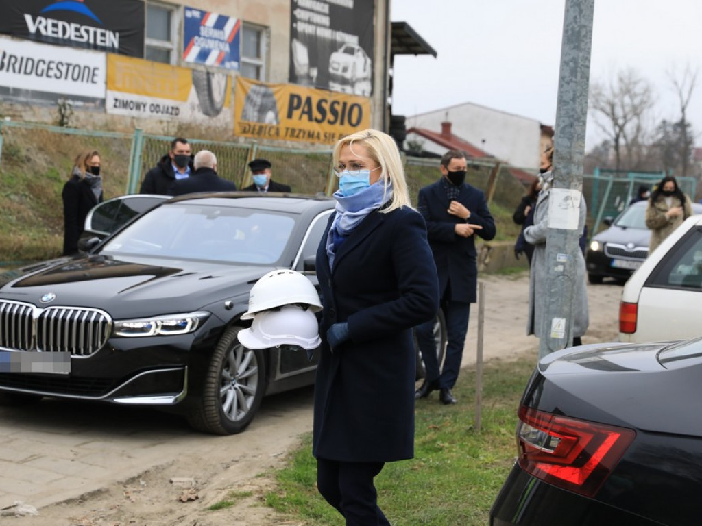 Wizyta wicepremiera Jacka Sasina w Hrubieszowie. Przekazał symboliczny czek dla miasta