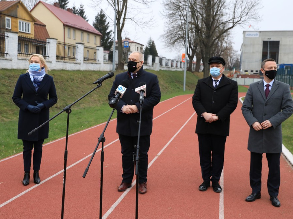 Wizyta wicepremiera Jacka Sasina w Hrubieszowie. Przekazał symboliczny czek dla miasta