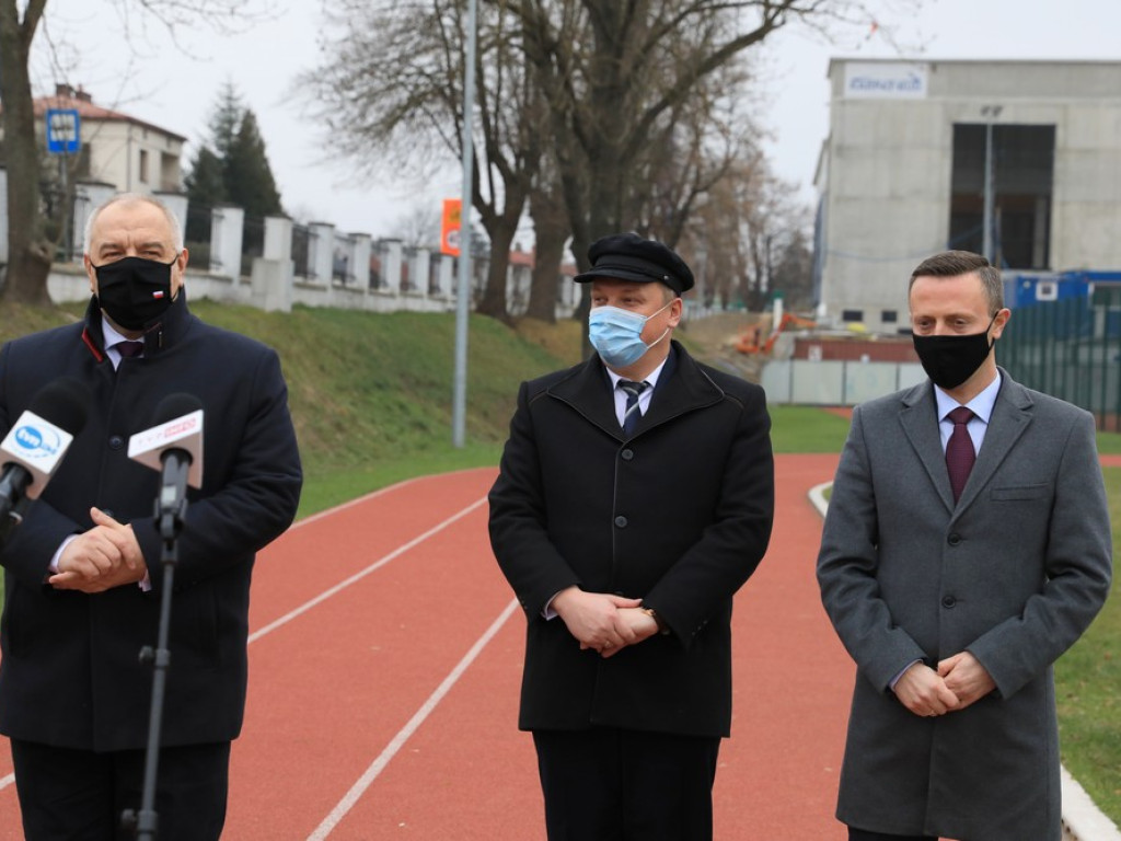 Wizyta wicepremiera Jacka Sasina w Hrubieszowie. Przekazał symboliczny czek dla miasta