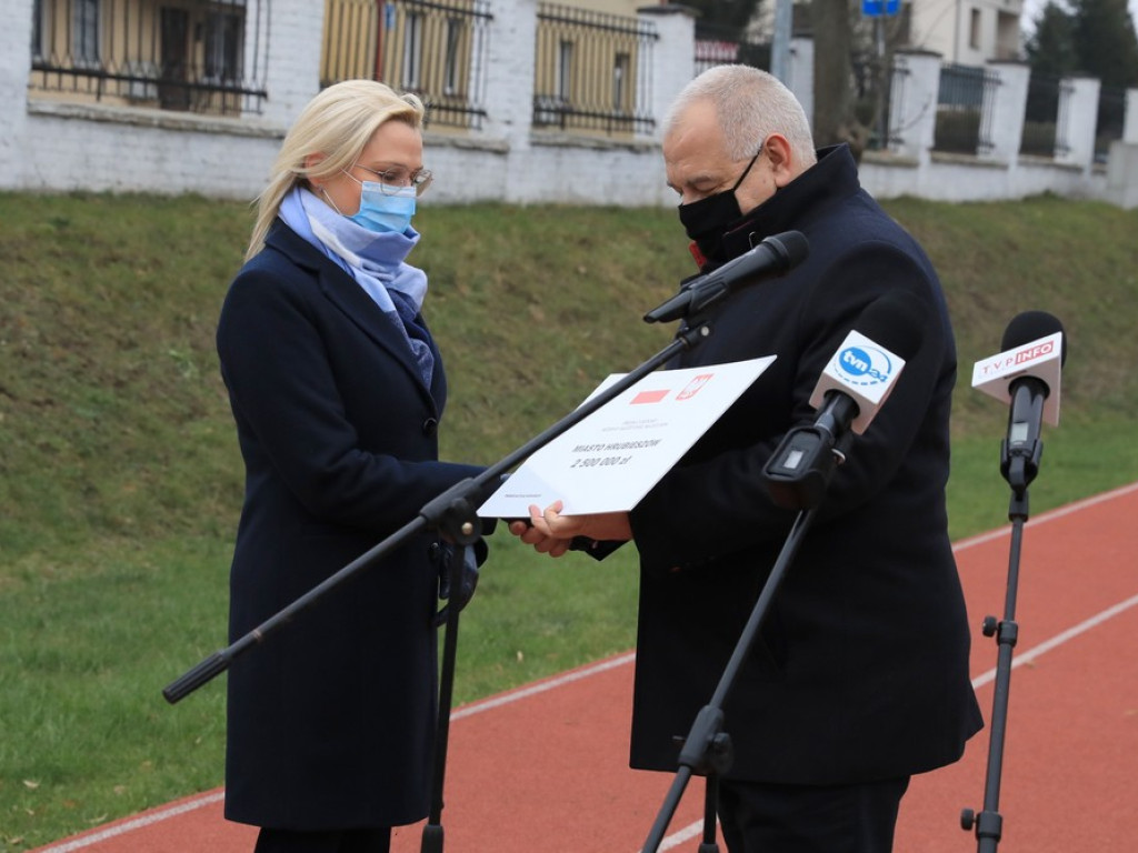 Wizyta wicepremiera Jacka Sasina w Hrubieszowie. Przekazał symboliczny czek dla miasta