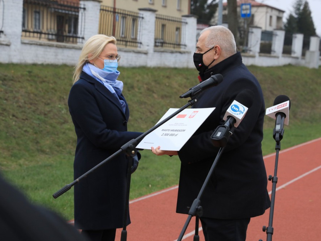 Wizyta wicepremiera Jacka Sasina w Hrubieszowie. Przekazał symboliczny czek dla miasta