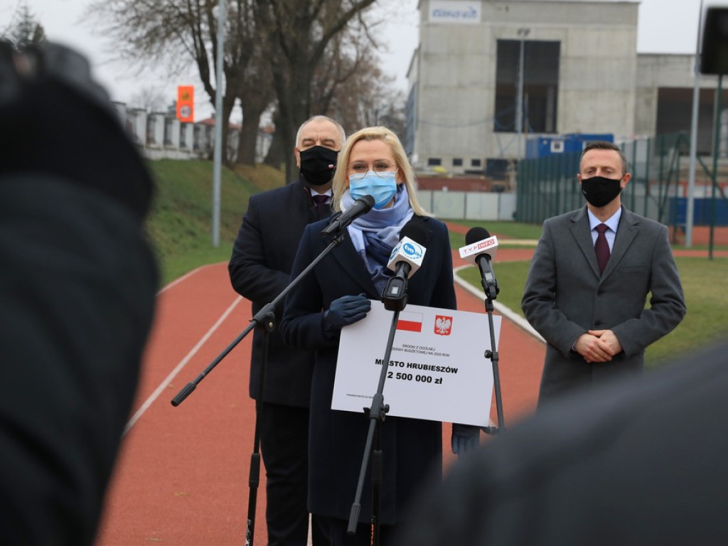Wizyta wicepremiera Jacka Sasina w Hrubieszowie. Przekazał symboliczny czek dla miasta