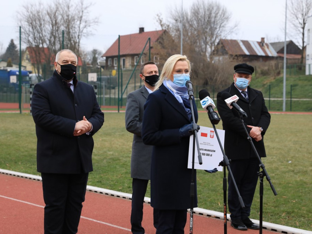Wizyta wicepremiera Jacka Sasina w Hrubieszowie. Przekazał symboliczny czek dla miasta