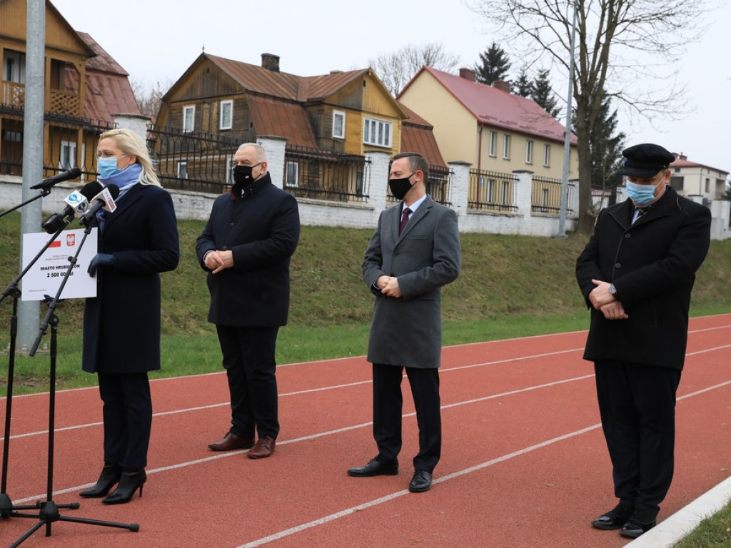 Wizyta wicepremiera Jacka Sasina w Hrubieszowie. Przekazał symboliczny czek dla miasta