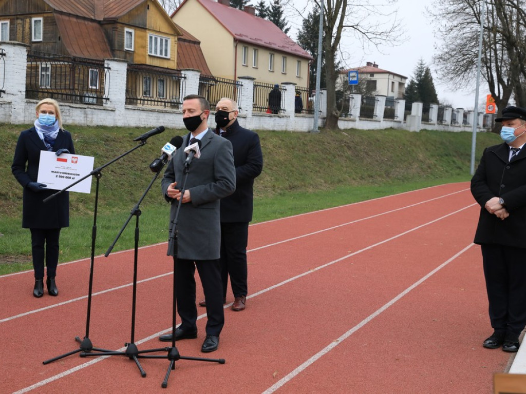 Wizyta wicepremiera Jacka Sasina w Hrubieszowie. Przekazał symboliczny czek dla miasta