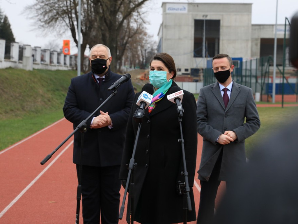 Wizyta wicepremiera Jacka Sasina w Hrubieszowie. Przekazał symboliczny czek dla miasta