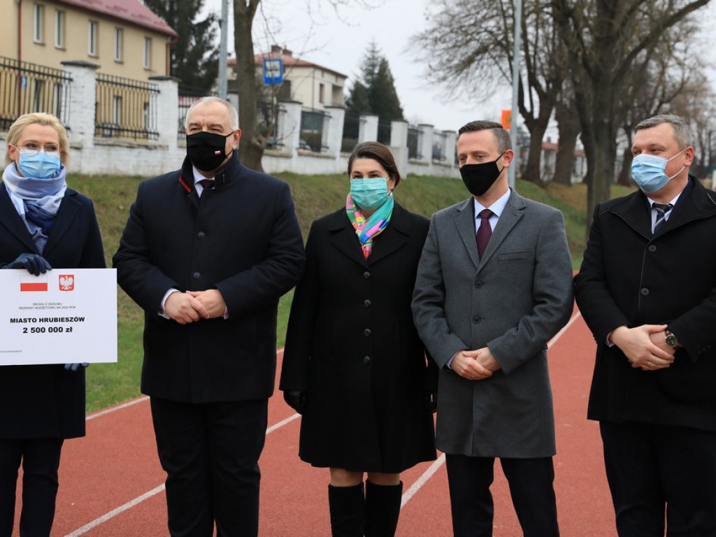 Wizyta wicepremiera Jacka Sasina w Hrubieszowie. Przekazał symboliczny czek dla miasta