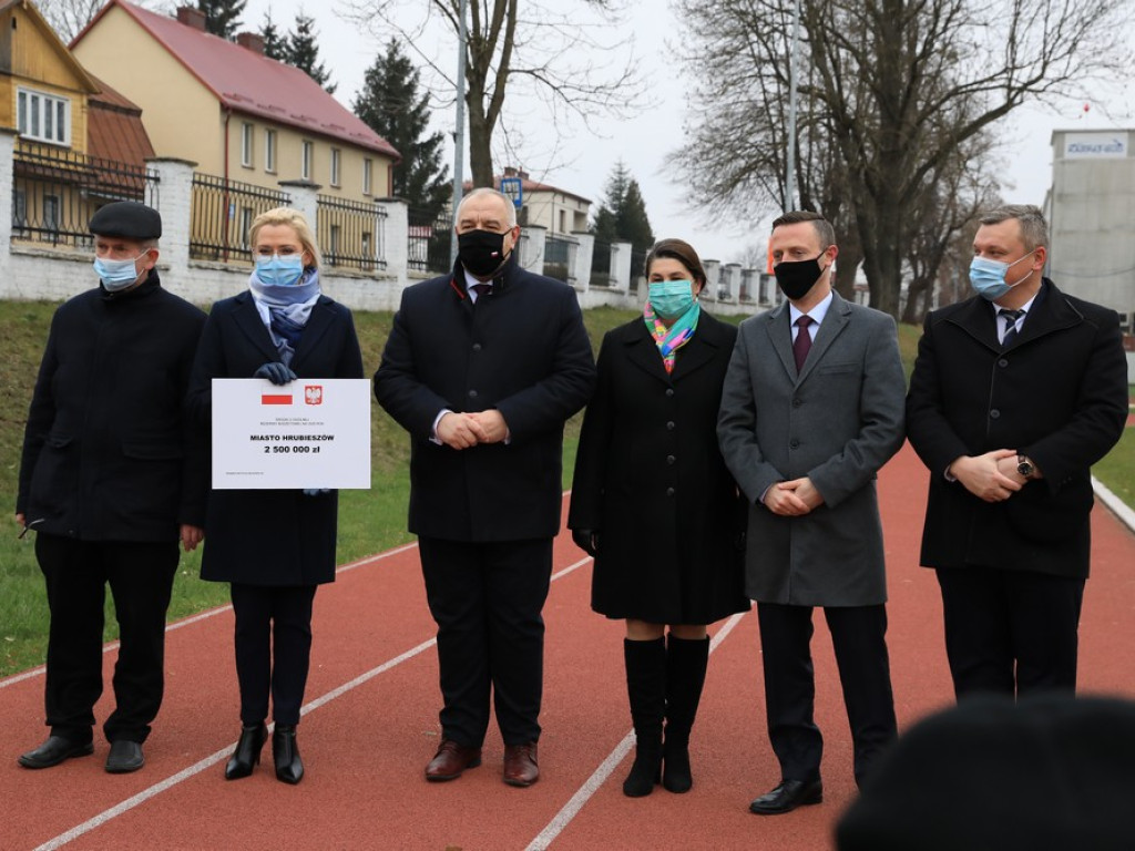 Wizyta wicepremiera Jacka Sasina w Hrubieszowie. Przekazał symboliczny czek dla miasta