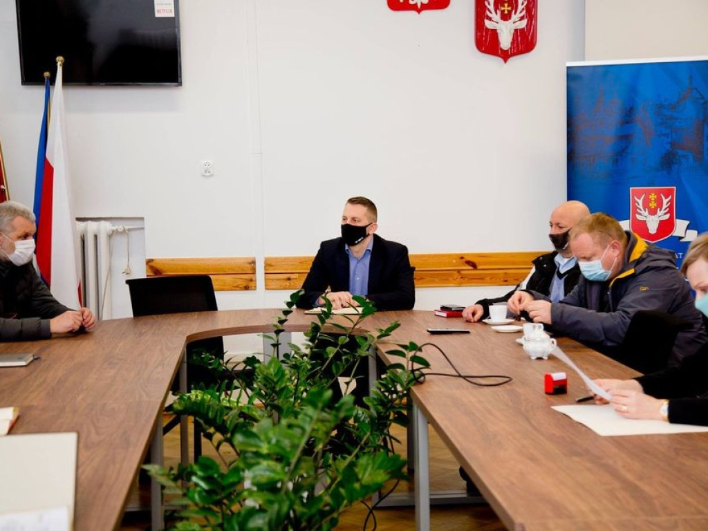 Termomodernizacja budynku urzędu miasta - przekazanie placu budowy - ZDJĘCIA