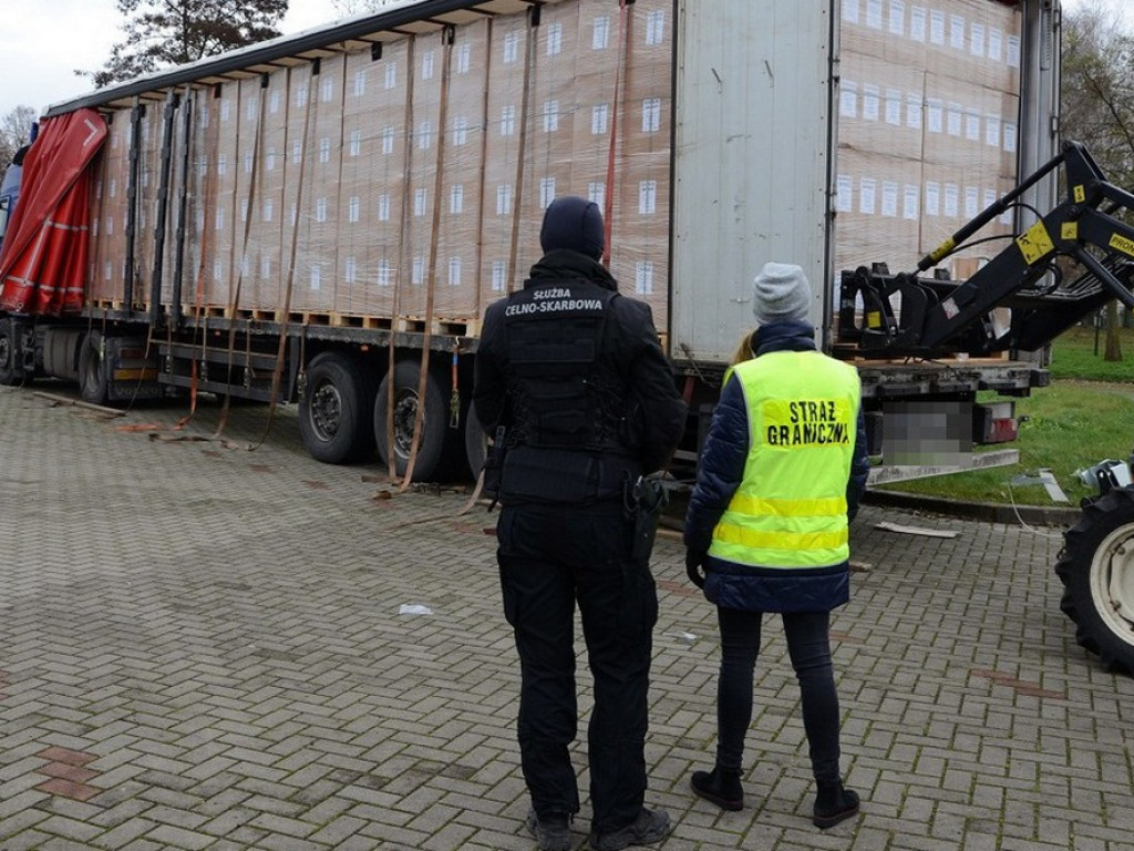 Przechwycono gigantyczny transport papierosów wartych ponad 18 milionów - ZDJĘCIA, WIDEO