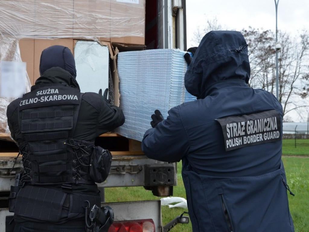 Przechwycono gigantyczny transport papierosów wartych ponad 18 milionów - ZDJĘCIA, WIDEO