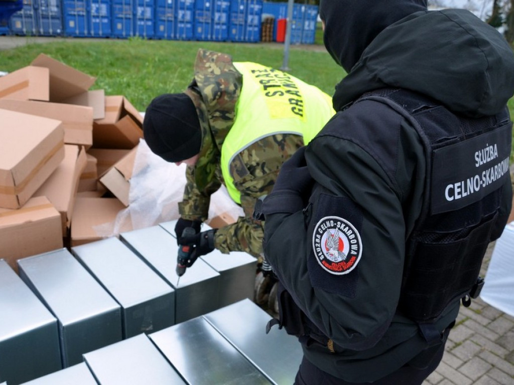 Przechwycono gigantyczny transport papierosów wartych ponad 18 milionów - ZDJĘCIA, WIDEO