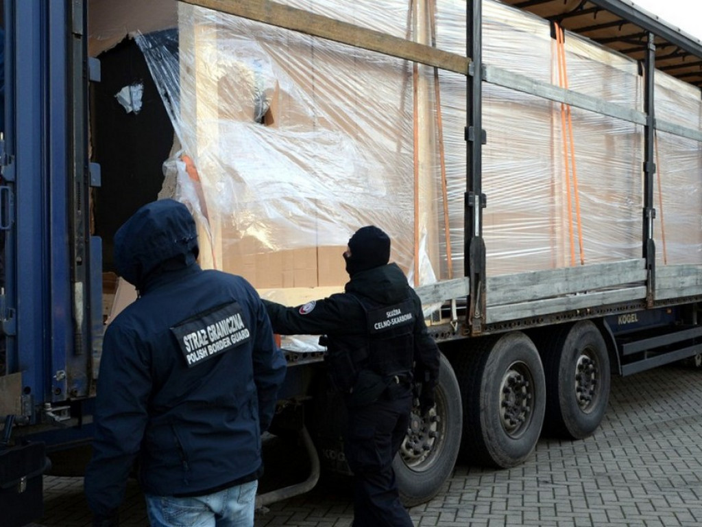 Przechwycono gigantyczny transport papierosów wartych ponad 18 milionów - ZDJĘCIA, WIDEO