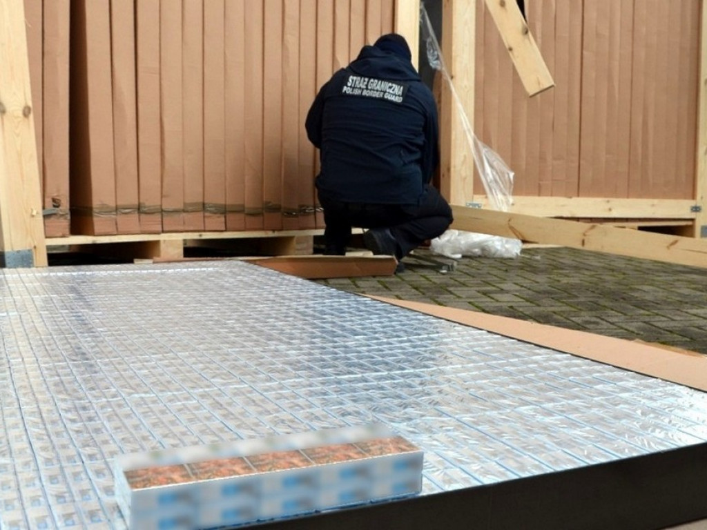 Przechwycono gigantyczny transport papierosów wartych ponad 18 milionów - ZDJĘCIA, WIDEO