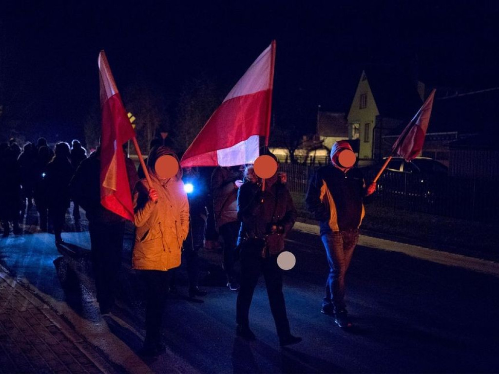 Werbkowice: Zebrali się przed urzędem gminy, by zapalić znicze - ZDJĘCIA