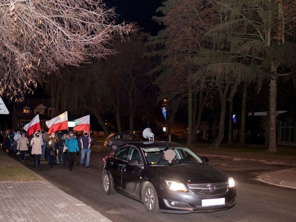 Werbkowice: Zebrali się przed urzędem gminy, by zapalić znicze - ZDJĘCIA