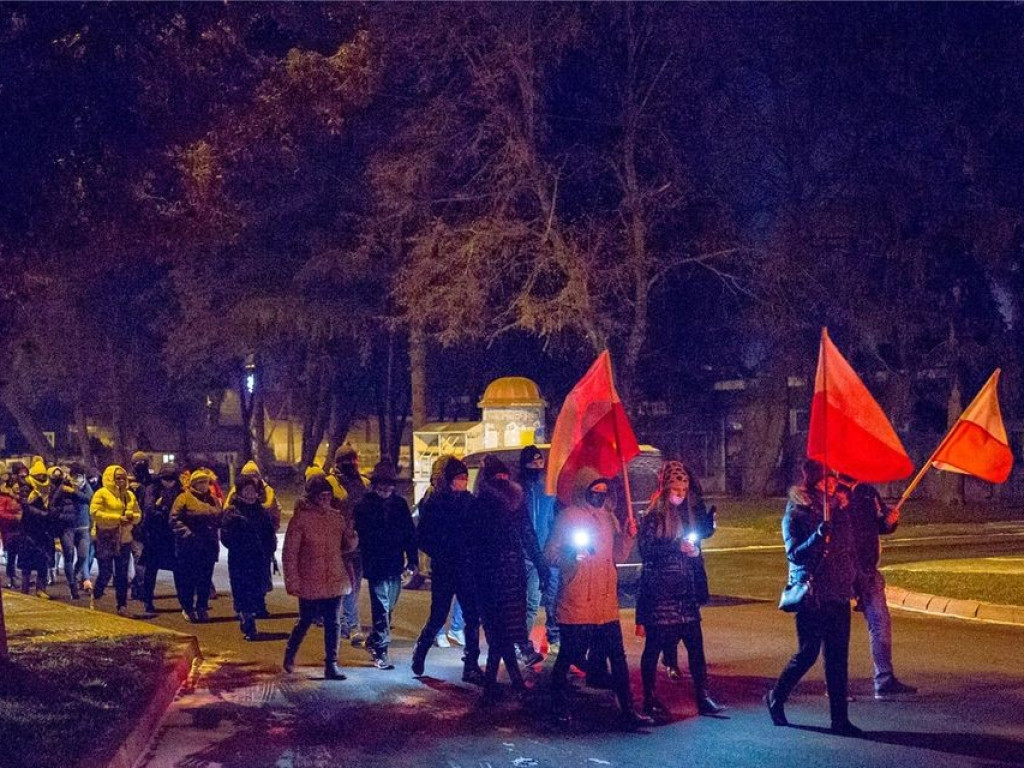 Werbkowice: Zebrali się przed urzędem gminy, by zapalić znicze - ZDJĘCIA