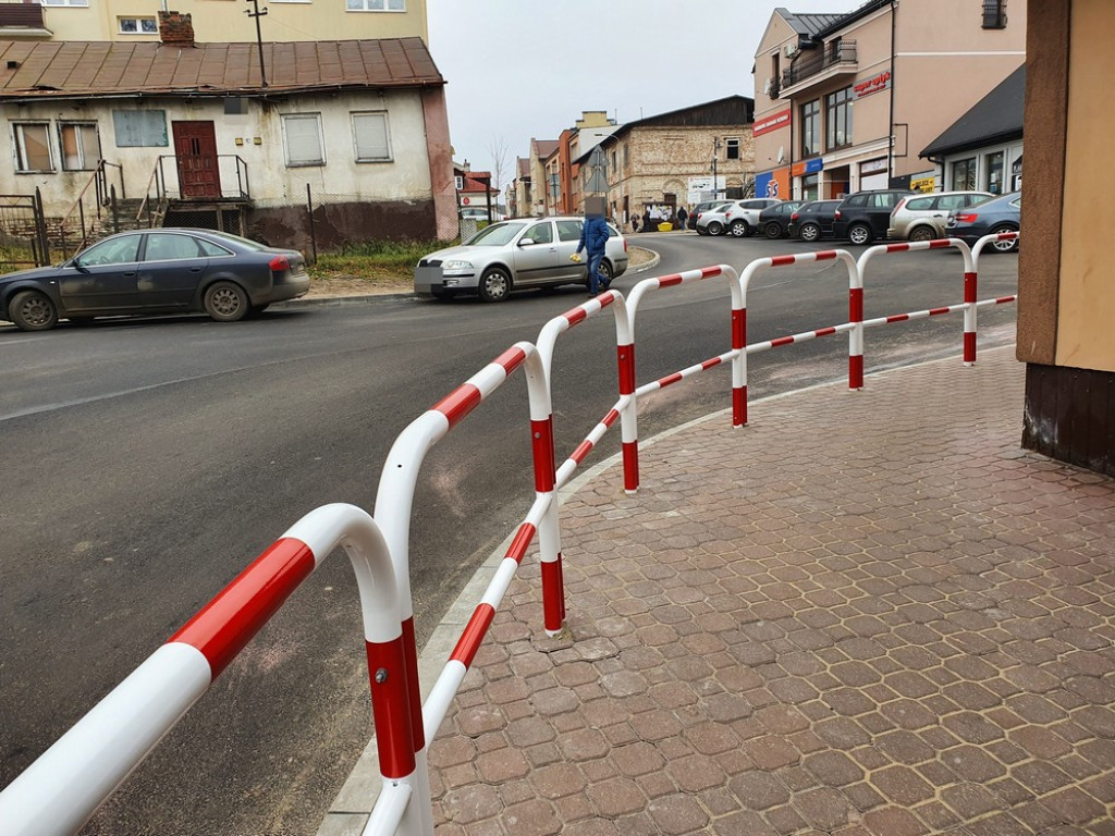 Hrubieszów: Targowa po remoncie - zamontowano barierki ochronne - ZDJĘCIA