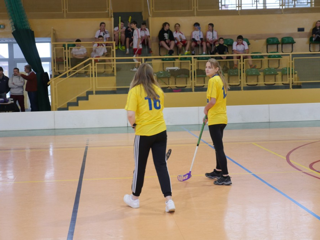 Finał wojewódzki Igrzysk Młodzieży Szkolnej w unihokeju - Dwójka i Trójka ze złotymi medalami - ZDJĘCIA
