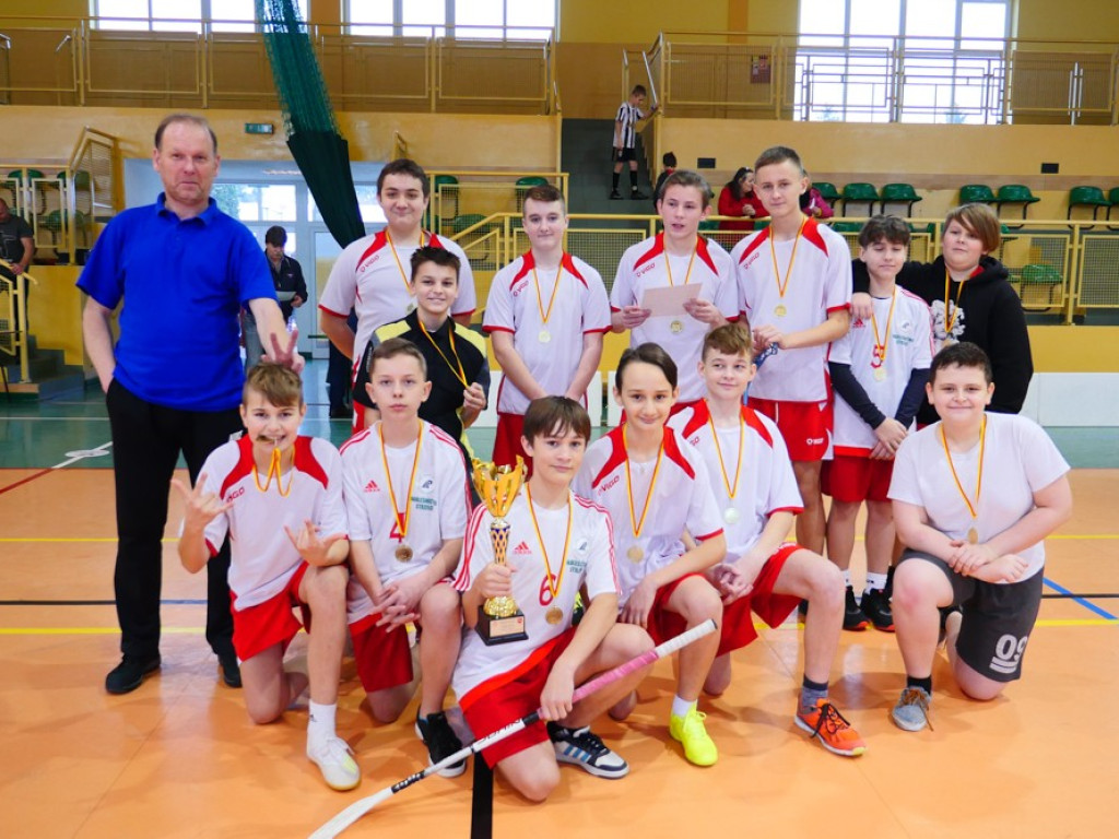 Finał wojewódzki Igrzysk Młodzieży Szkolnej w unihokeju - Dwójka i Trójka ze złotymi medalami - ZDJĘCIA