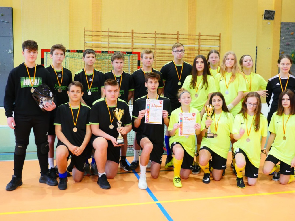 Finał wojewódzki Igrzysk Młodzieży Szkolnej w unihokeju - Dwójka i Trójka ze złotymi medalami - ZDJĘCIA