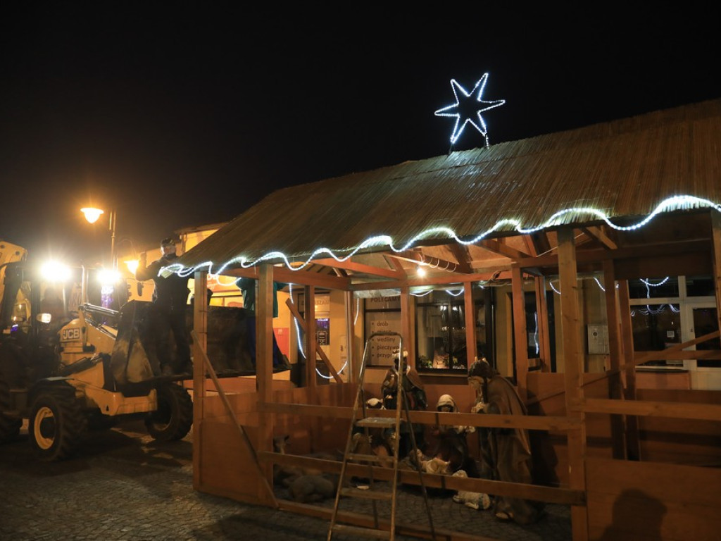 Hrubieszów: Na rynku powstaje szopka - ZDJĘCIA