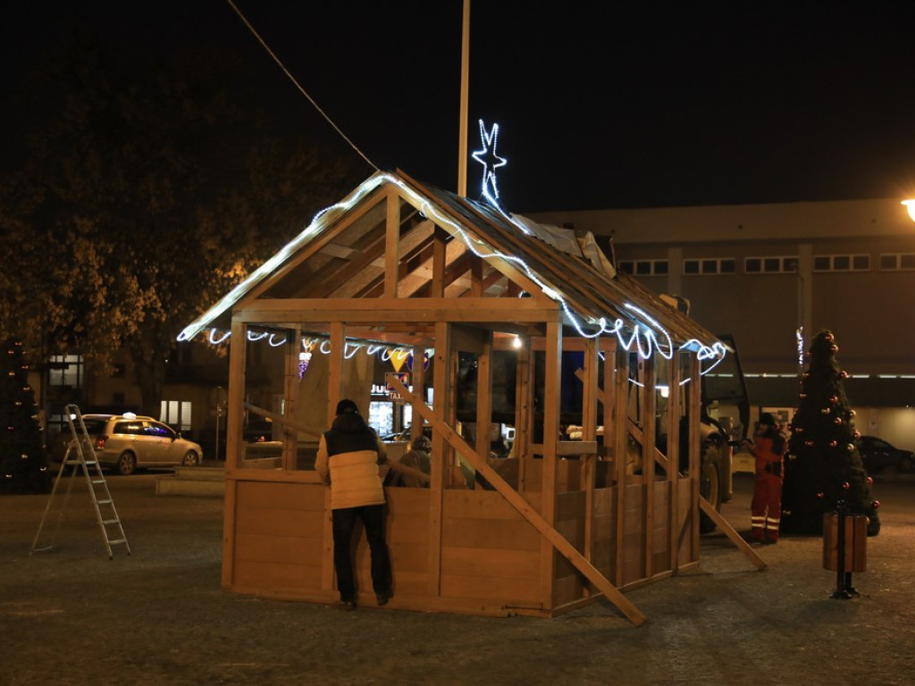 Hrubieszów: Na rynku powstaje szopka - ZDJĘCIA