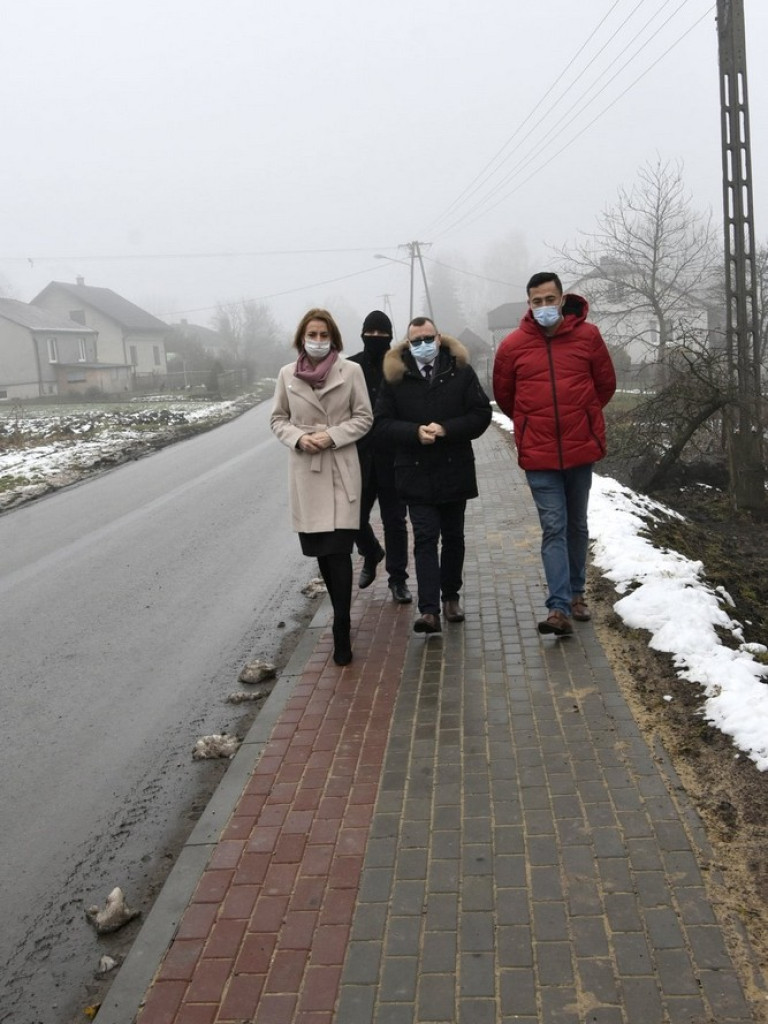 Nowe chodniki przy drogach powiatowych w Mienianach, Koble i Zadębcach - ZDJĘCIA