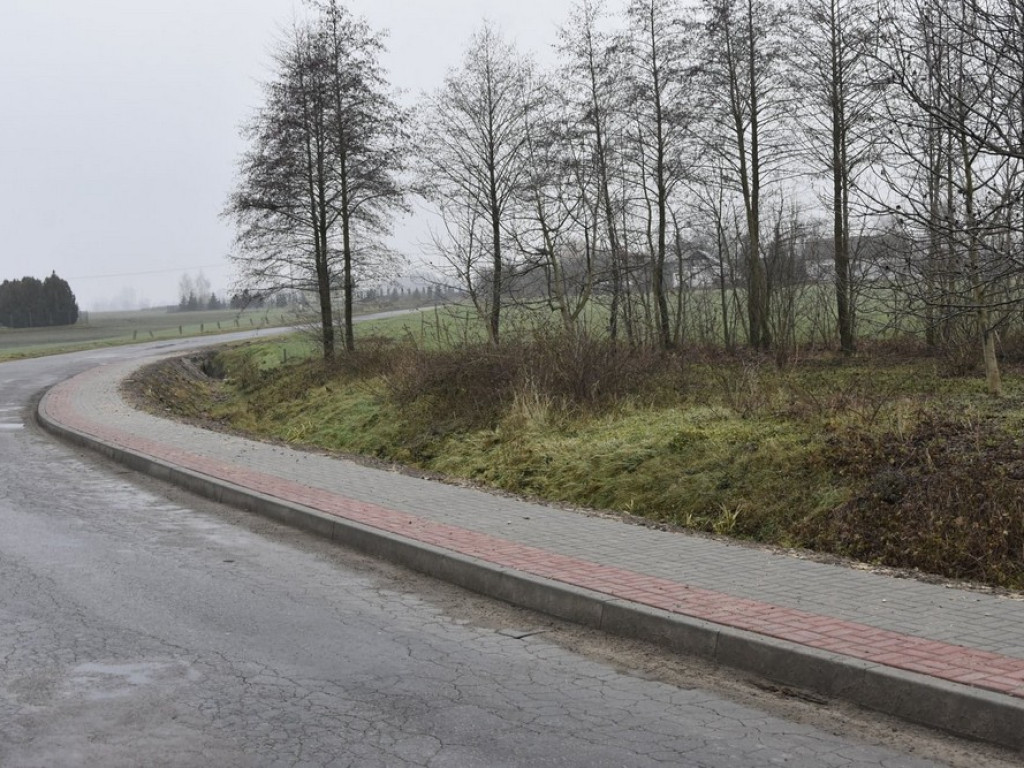 Nowe chodniki przy drogach powiatowych w Mienianach, Koble i Zadębcach - ZDJĘCIA