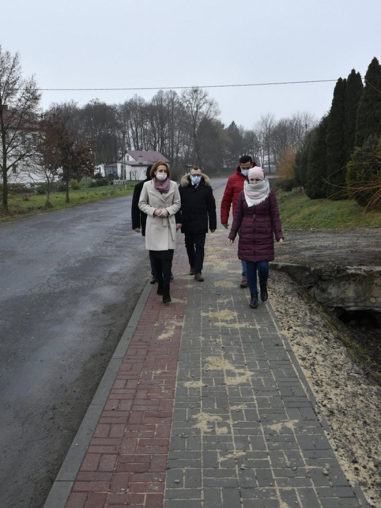 Nowe chodniki przy drogach powiatowych w Mienianach, Koble i Zadębcach - ZDJĘCIA