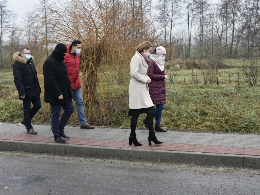 Nowe chodniki przy drogach powiatowych w Mienianach, Koble i Zadębcach - ZDJĘCIA