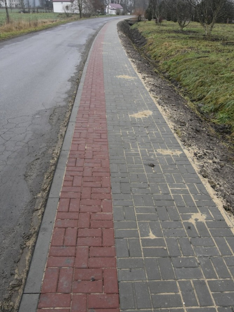 Nowe chodniki przy drogach powiatowych w Mienianach, Koble i Zadębcach - ZDJĘCIA