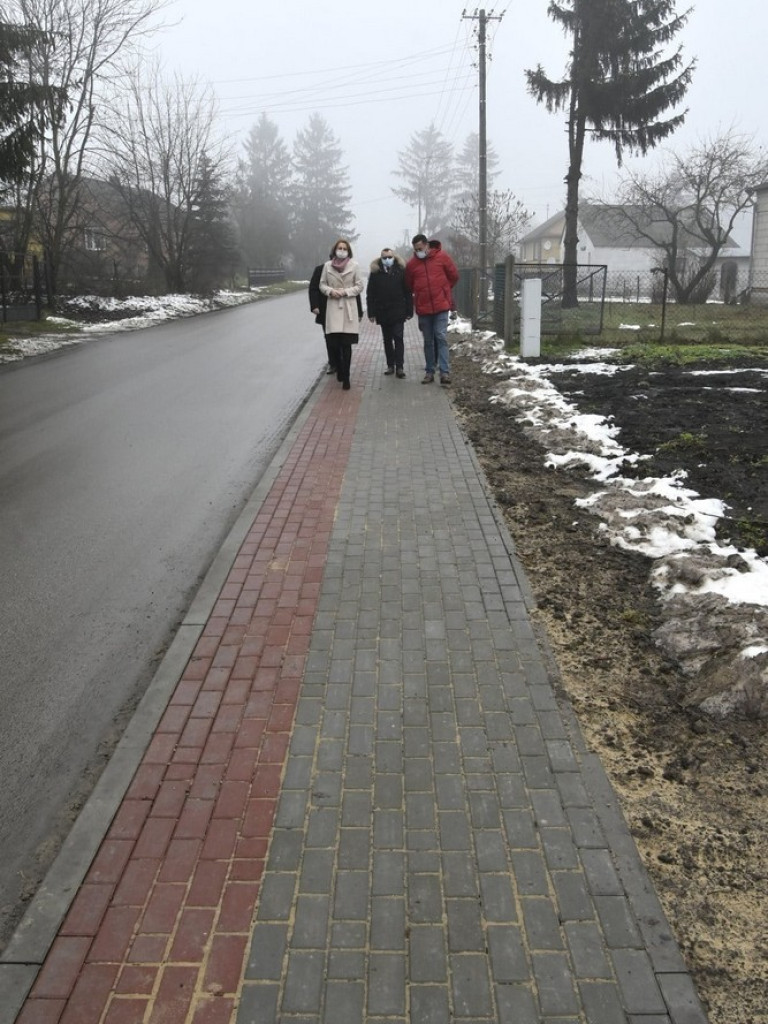 Nowe chodniki przy drogach powiatowych w Mienianach, Koble i Zadębcach - ZDJĘCIA