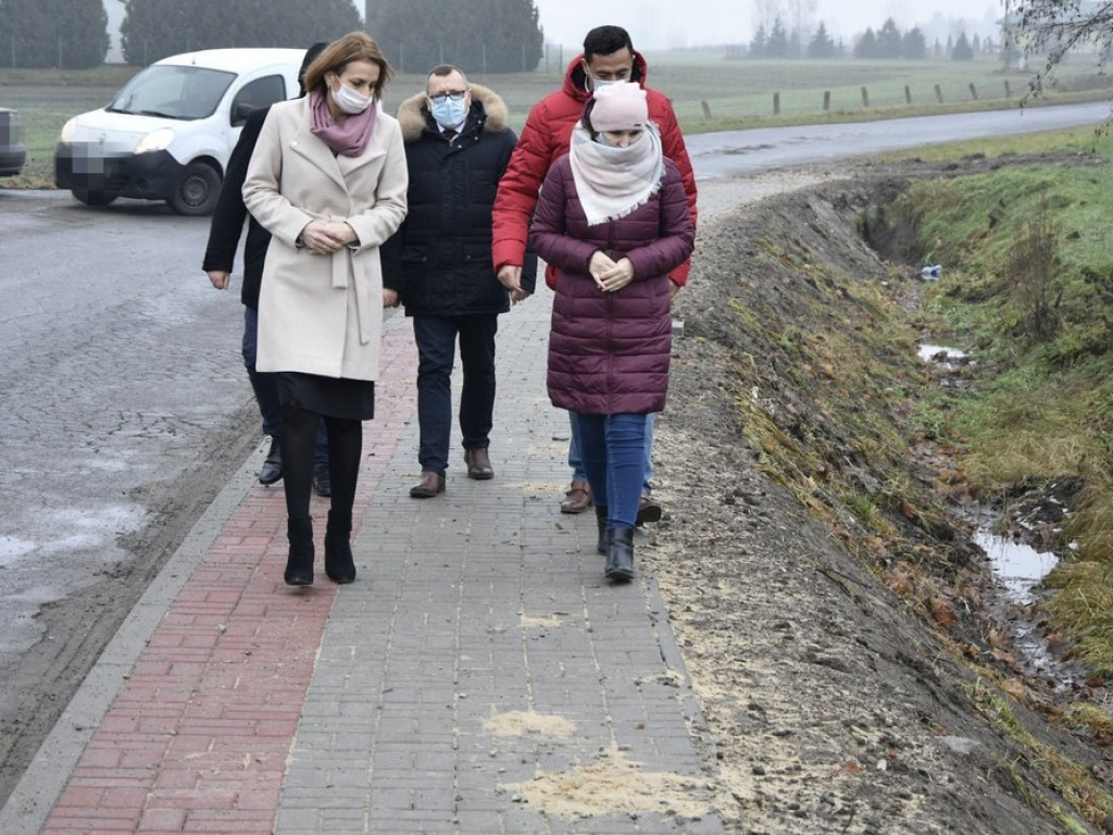 Nowe chodniki przy drogach powiatowych w Mienianach, Koble i Zadębcach - ZDJĘCIA