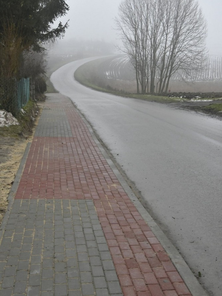 Nowe chodniki przy drogach powiatowych w Mienianach, Koble i Zadębcach - ZDJĘCIA