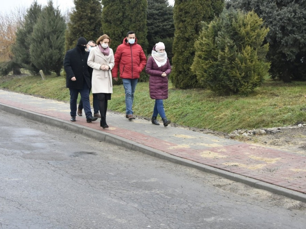 Nowe chodniki przy drogach powiatowych w Mienianach, Koble i Zadębcach - ZDJĘCIA