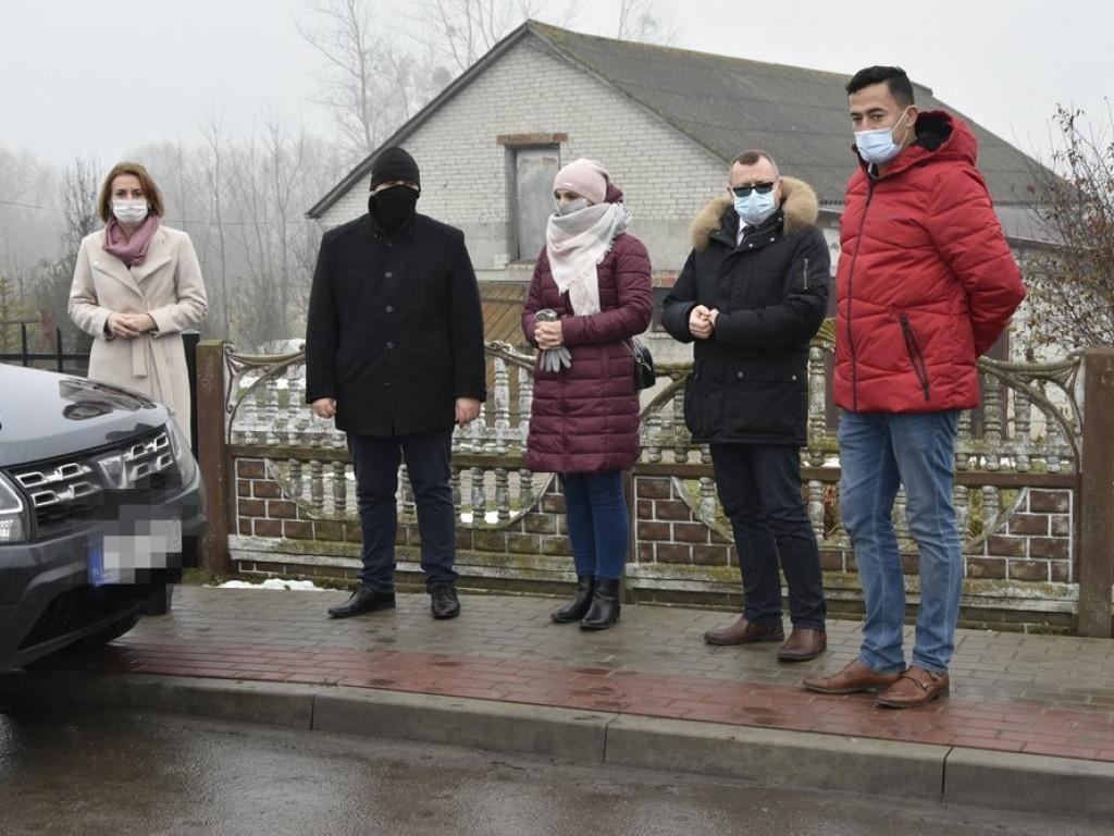 Nowe chodniki przy drogach powiatowych w Mienianach, Koble i Zadębcach - ZDJĘCIA