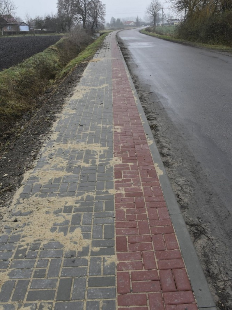 Nowe chodniki przy drogach powiatowych w Mienianach, Koble i Zadębcach - ZDJĘCIA