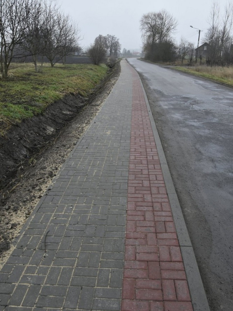 Nowe chodniki przy drogach powiatowych w Mienianach, Koble i Zadębcach - ZDJĘCIA