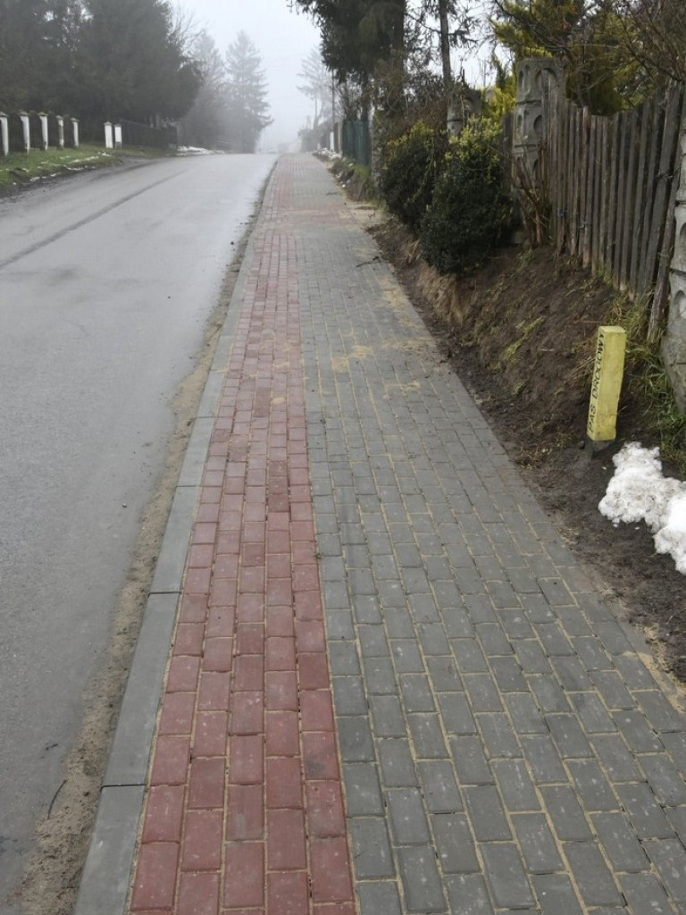 Nowe chodniki przy drogach powiatowych w Mienianach, Koble i Zadębcach - ZDJĘCIA