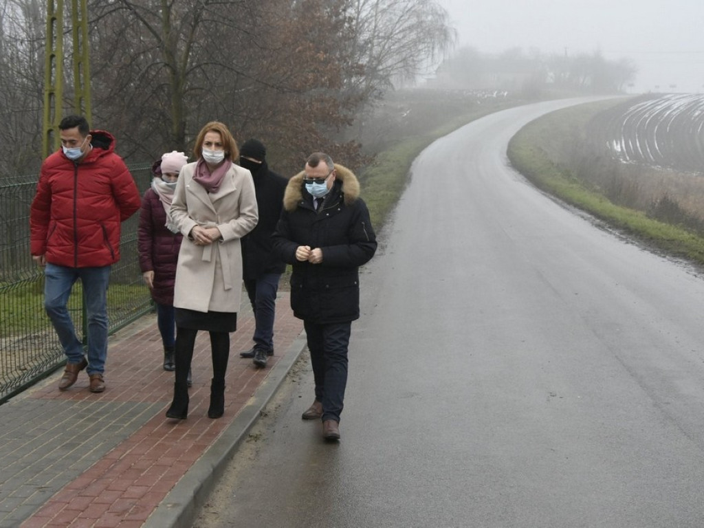 Nowe chodniki przy drogach powiatowych w Mienianach, Koble i Zadębcach - ZDJĘCIA