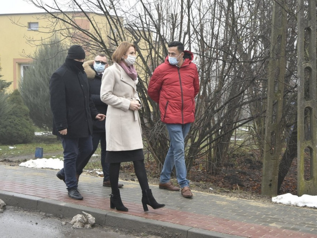 Nowe chodniki przy drogach powiatowych w Mienianach, Koble i Zadębcach - ZDJĘCIA