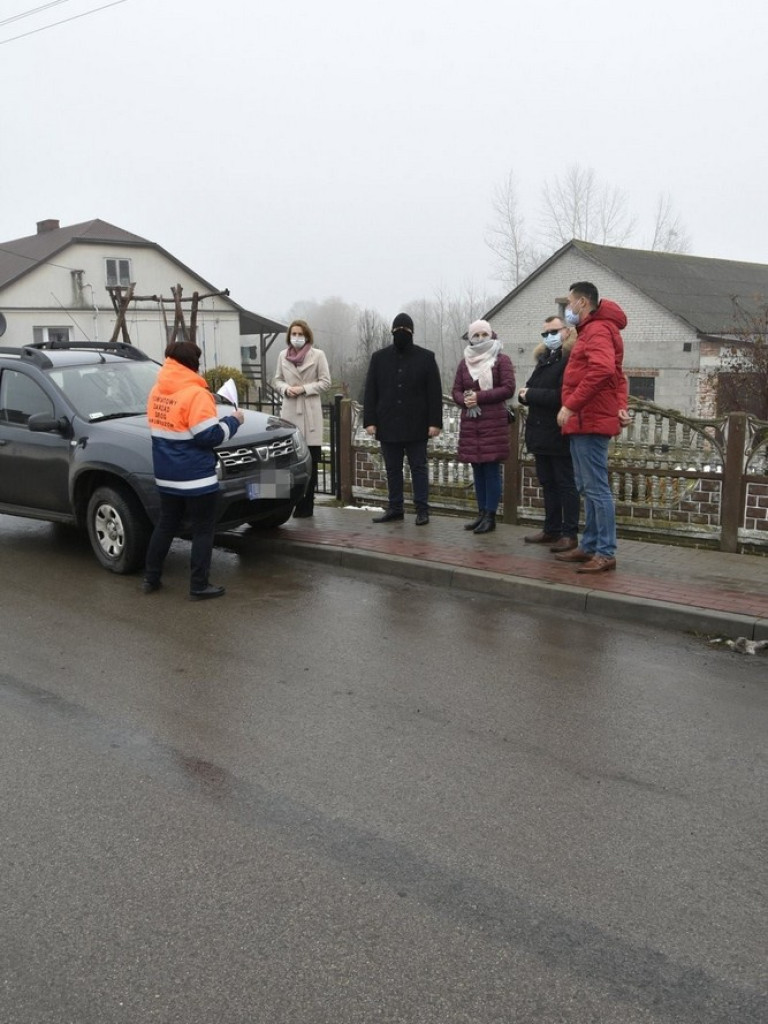 Nowe chodniki przy drogach powiatowych w Mienianach, Koble i Zadębcach - ZDJĘCIA