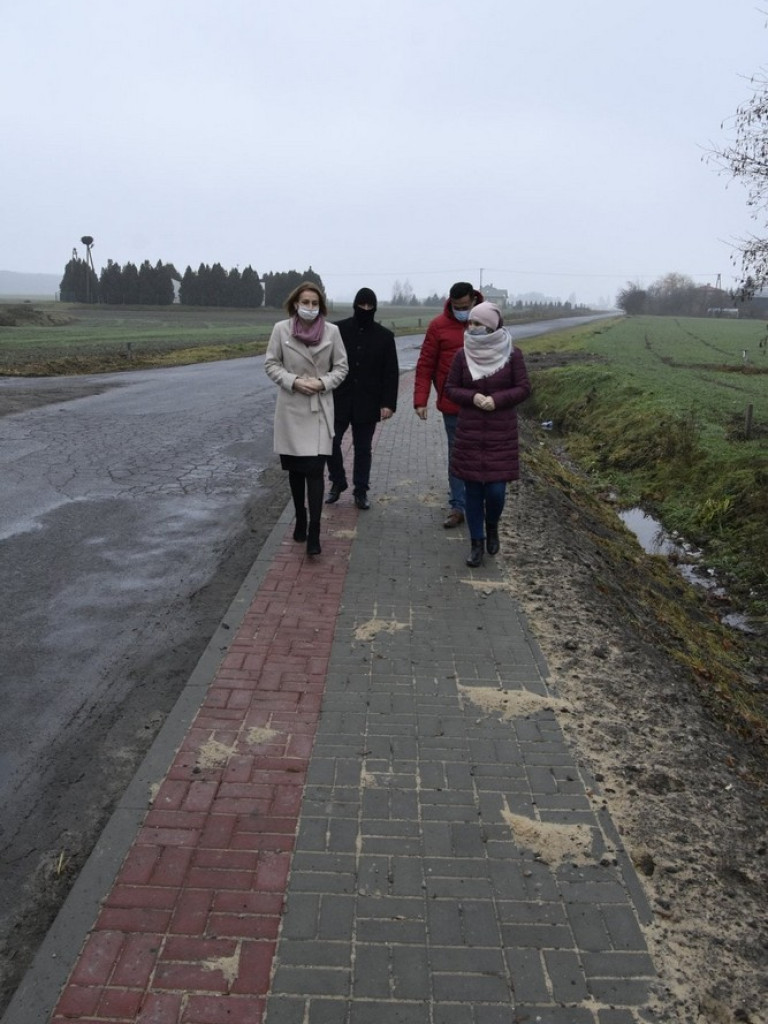 Nowe chodniki przy drogach powiatowych w Mienianach, Koble i Zadębcach - ZDJĘCIA