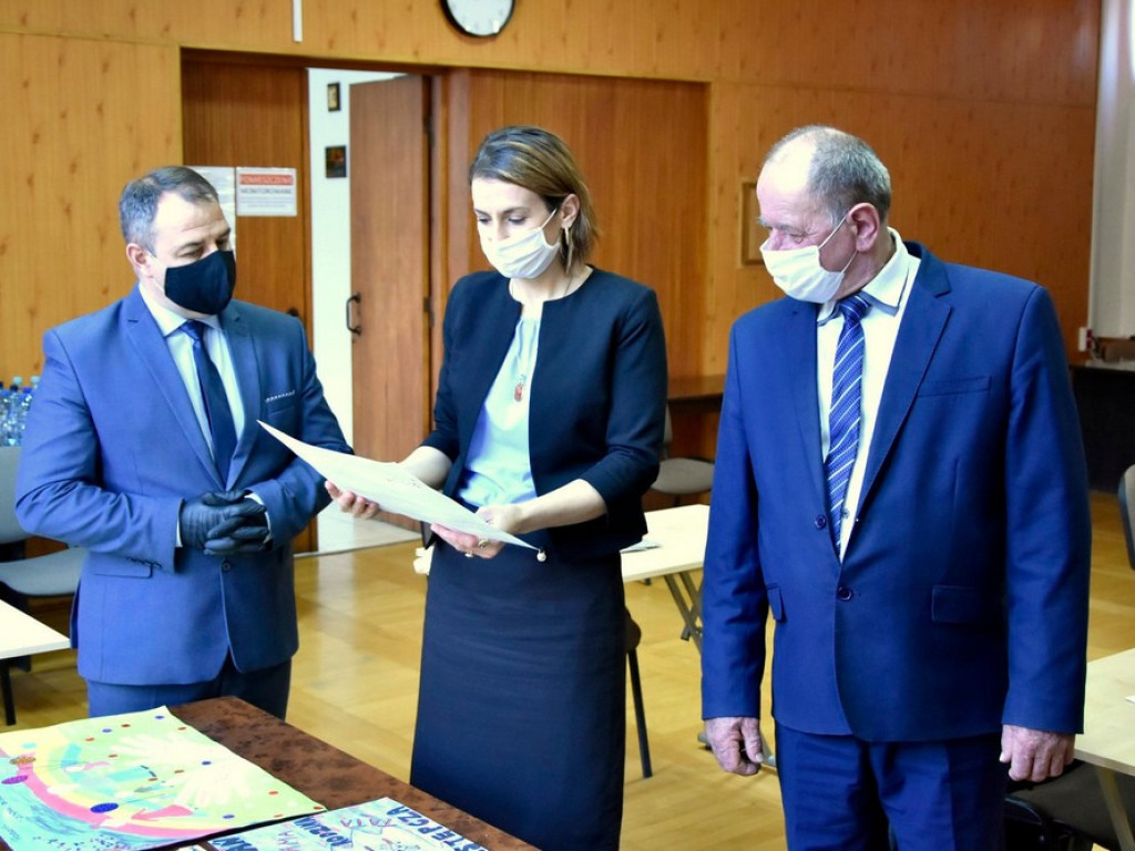 Wręczono nagrody w konkursie plastycznym na plakat promujący rodzicielstwo zastępcze - ZDJĘCIA